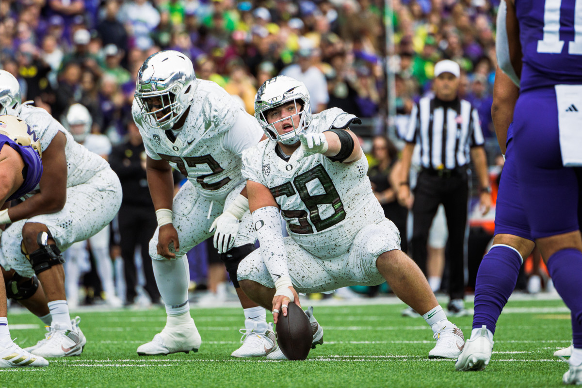 Oregon Ducks center Jackson Powers-Johnson calling pre-snap against the Washington Huskies.